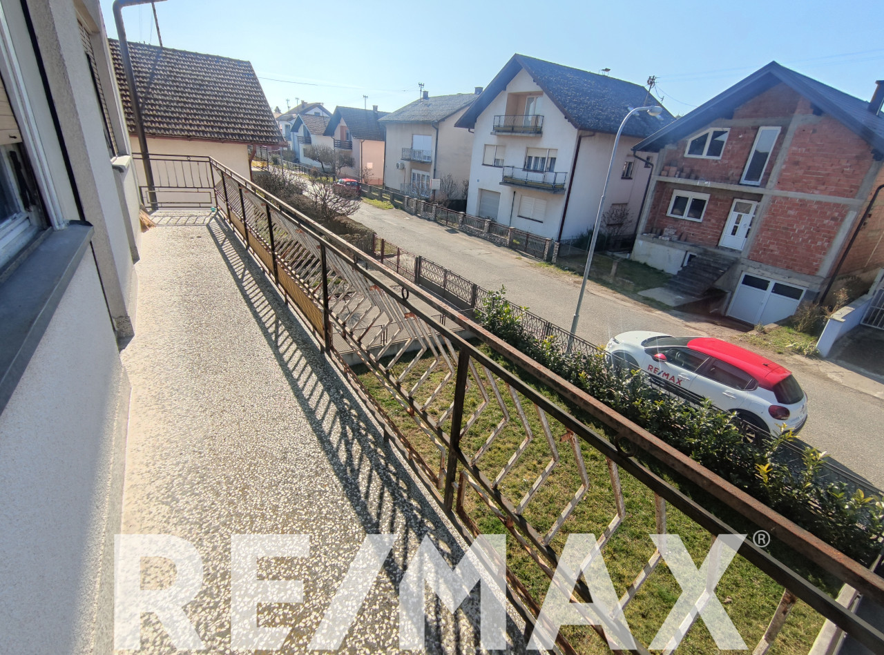 Kuća 250m2 Gradiška Senjak kod škole, dvorišni objekat, 2 garaže 16