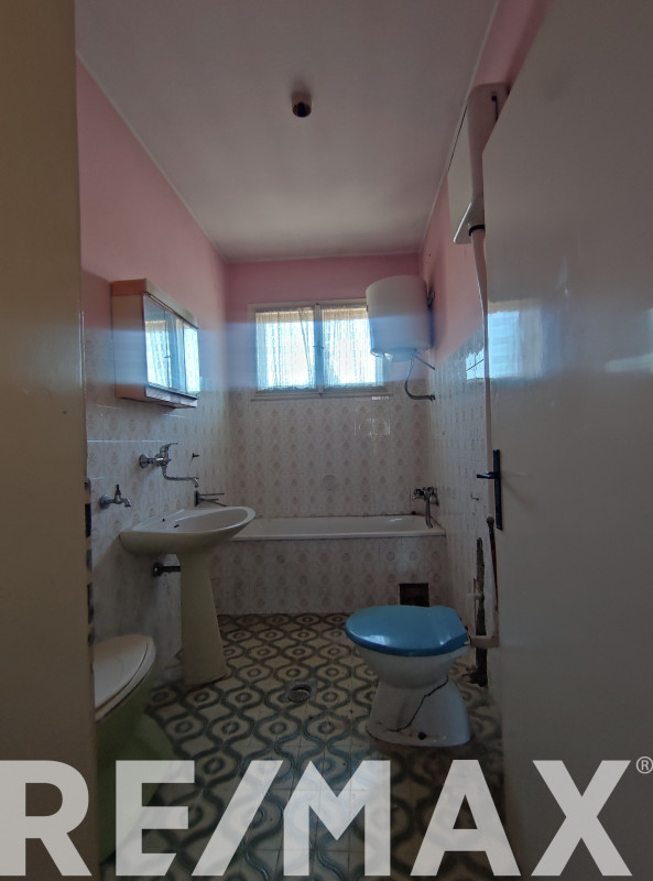 Kuća 250m2 Gradiška Senjak kod škole, dvorišni objekat, 2 garaže 18