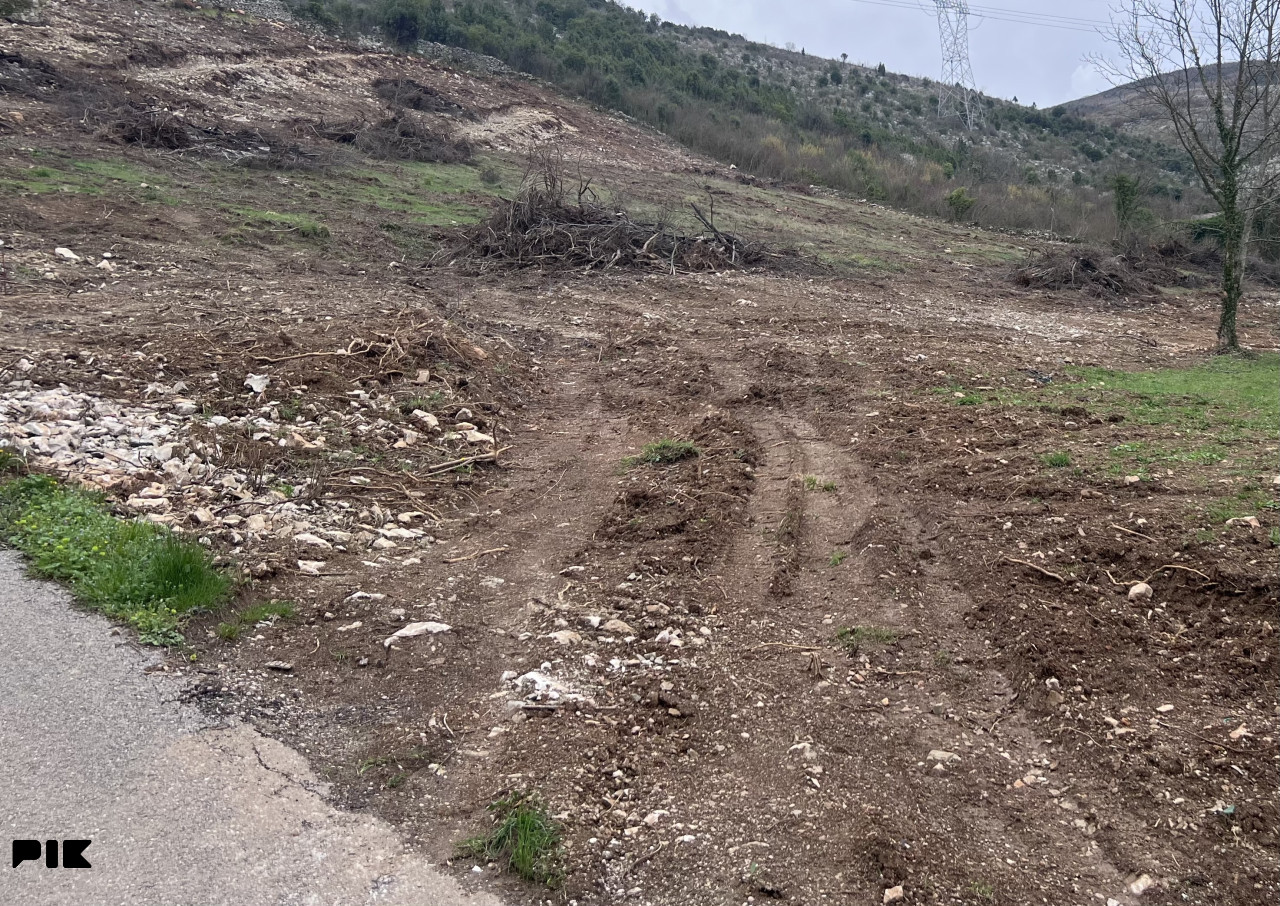 GRADJEVINSKO ZEMLJISTE 1.800 m2 MALO POLJE DOZVOLJENA GRADNJA 2