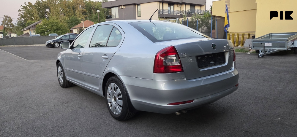 SKODA OKTAVIA SIVA 2011 GODINA 1.9 TDI 77KW - slika 10