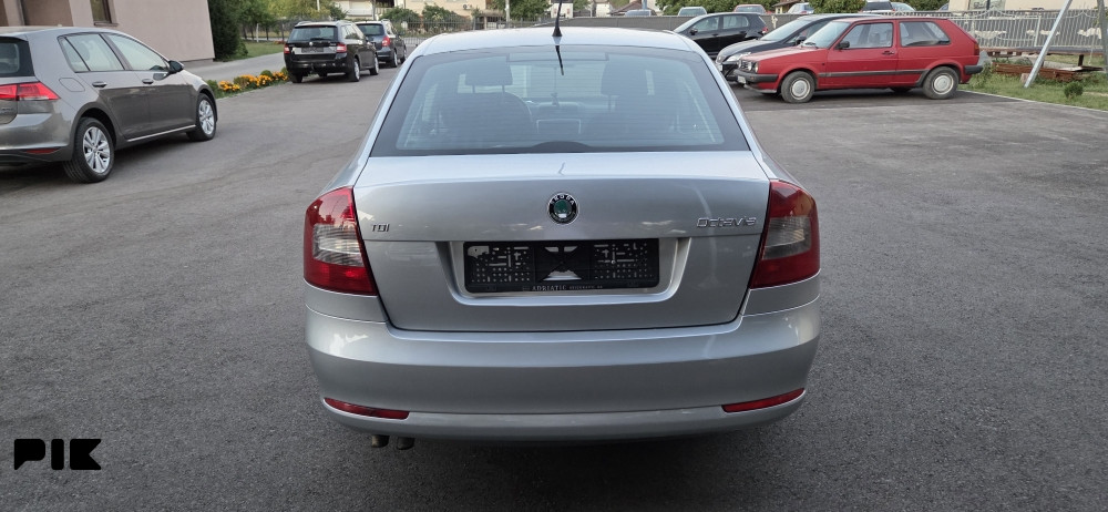 SKODA OKTAVIA SIVA 2011 GODINA 1.9 TDI 77KW - slika 11