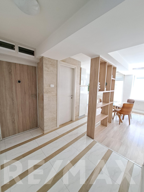 Trosoban stan / 61m2 / centar grada /  obezbijeđen parking 7