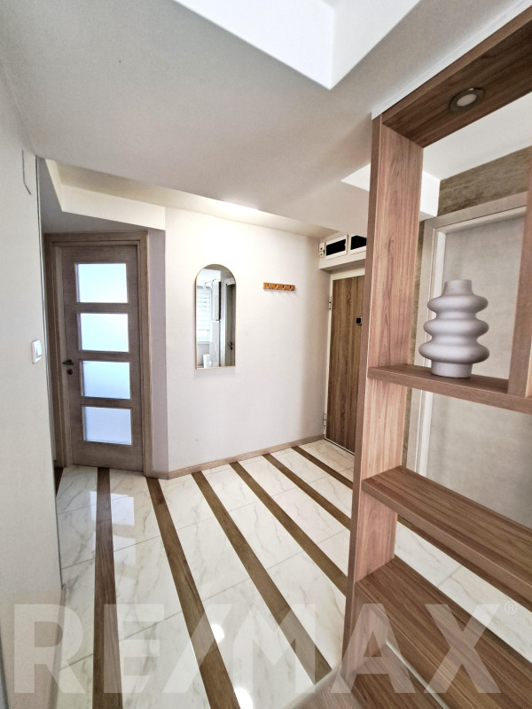 Trosoban stan / 61m2 / centar grada /  obezbijeđen parking 12