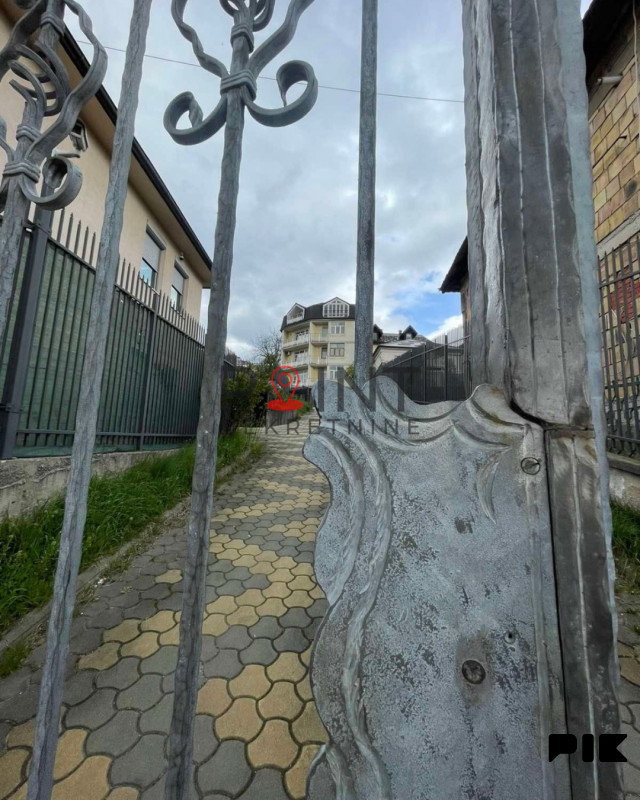Trosoban stan sa parking mjestom, Breka 17