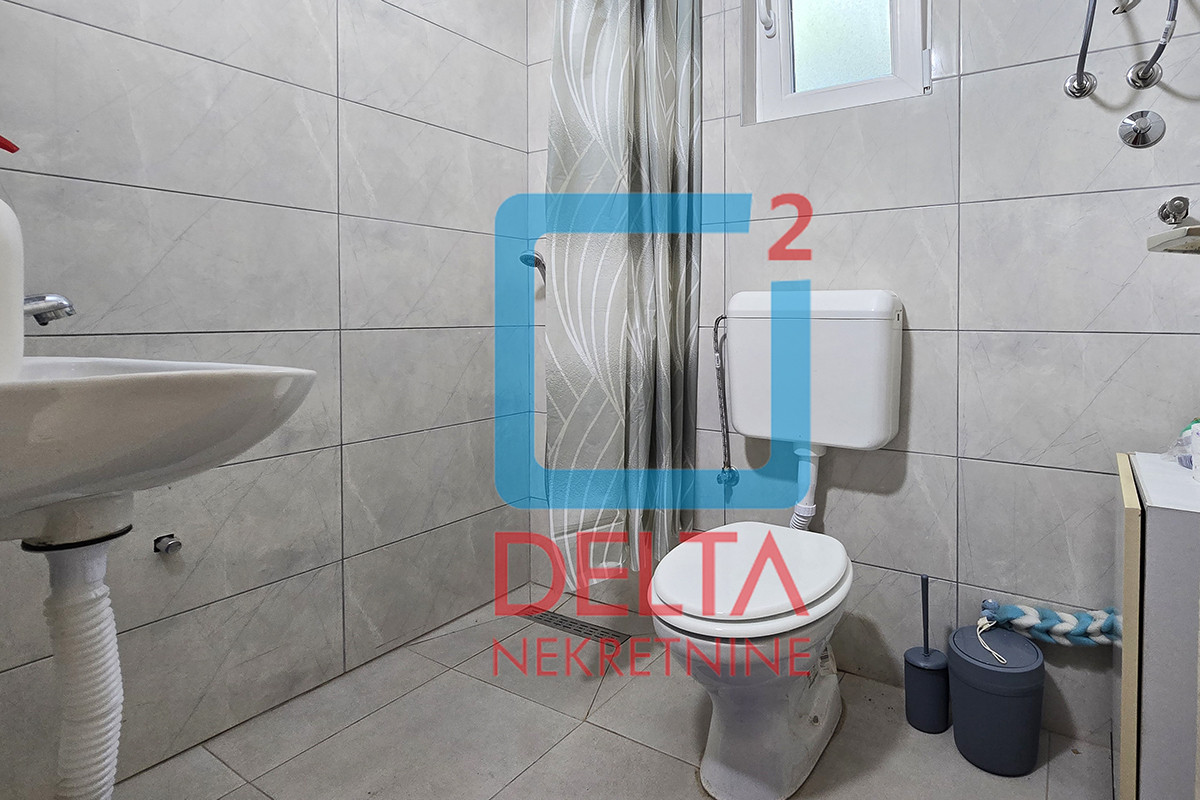 Dvospratna kuća /garaža/na parceli 402m2/ Pofalići / N. Sarajevo 8