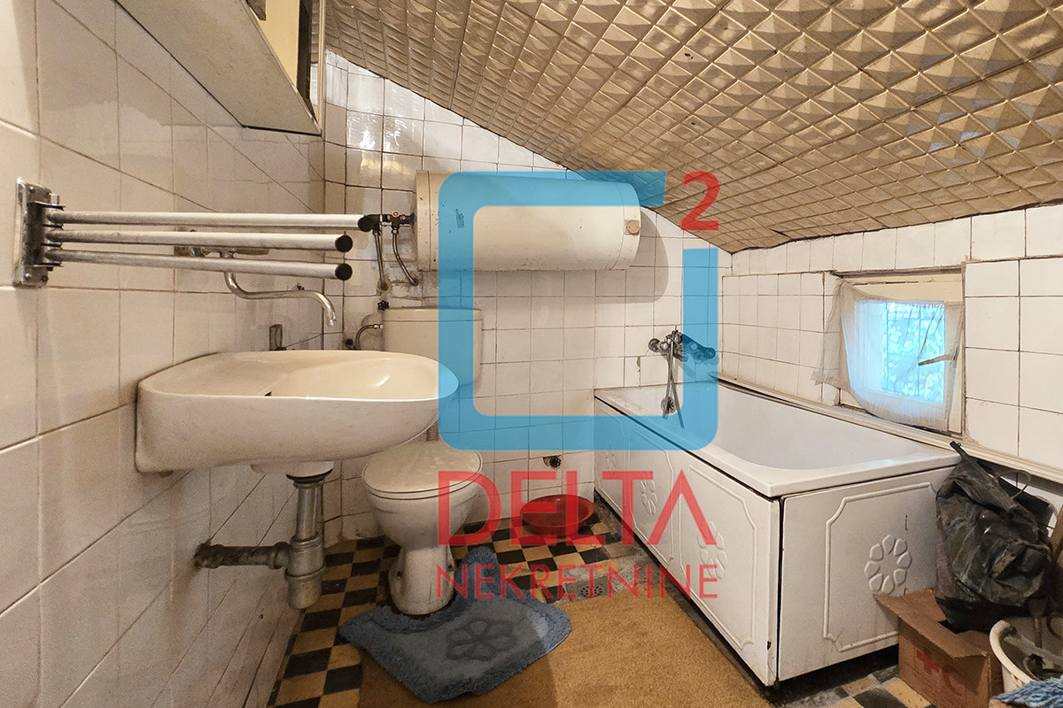 Dvospratna kuća /garaža/na parceli 402m2/ Pofalići / N. Sarajevo 13