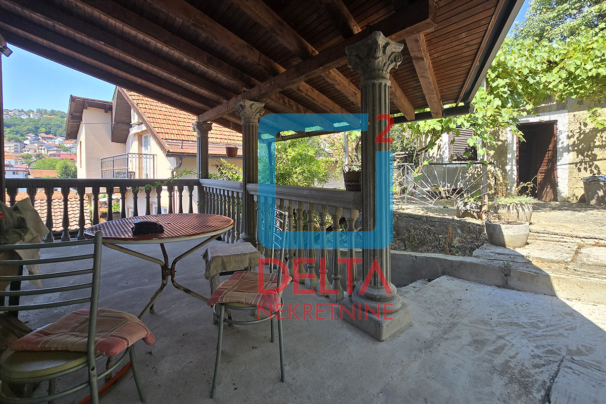 Dvospratna kuća /garaža/na parceli 402m2/ Pofalići / N. Sarajevo 17