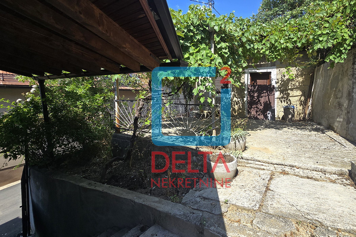 Dvospratna kuća /garaža/na parceli 402m2/ Pofalići / N. Sarajevo 18