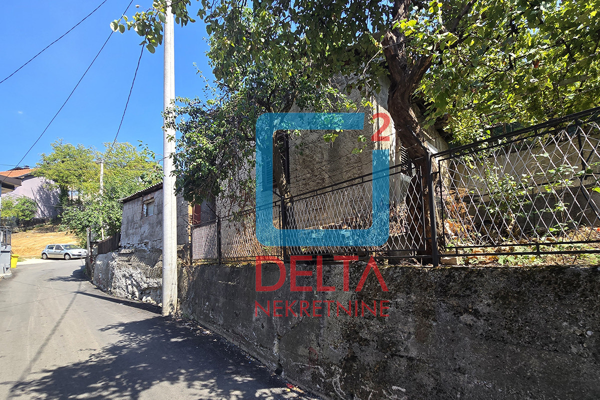 Dvospratna kuća /garaža/na parceli 402m2/ Pofalići / N. Sarajevo 21