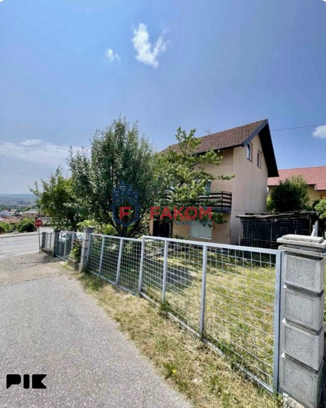 Na prodaju kuća u neposrednoj blizini UKC-a 4
