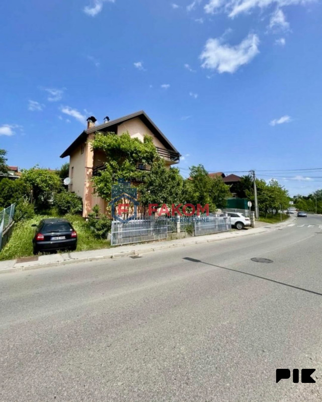 Na prodaju kuća u neposrednoj blizini UKC-a 9