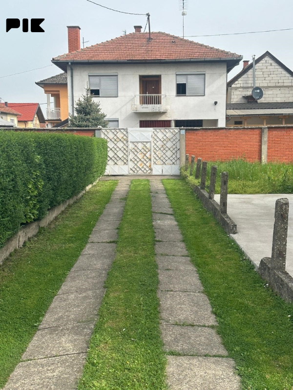 Prostrana kuća na odličnoj lokaciji-upit na broj telefona 5