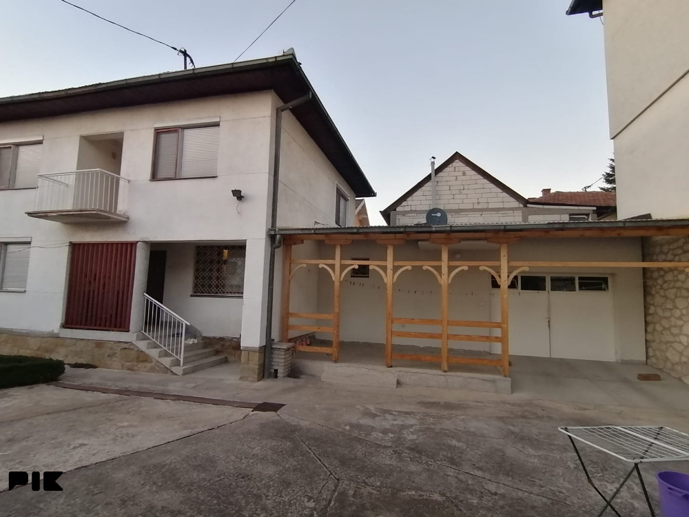 Prostrana kuća na odličnoj lokaciji-upit na broj telefona 6