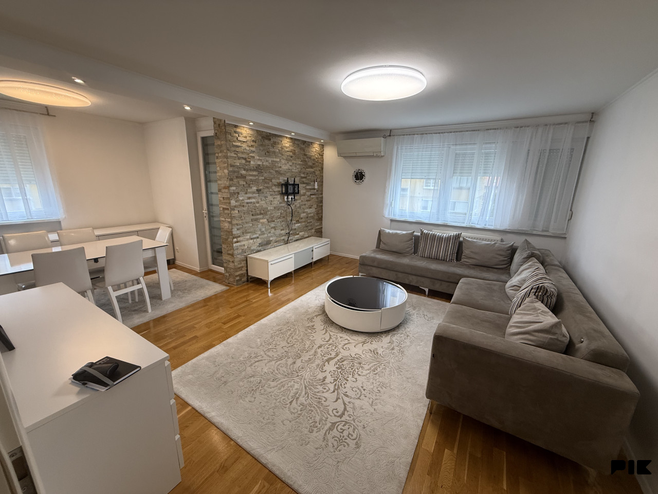 Grbavica četverosoban stanstan Novo Sarajevo 80m2 + 5m2