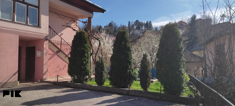 Gornji Kovačići,Radnička,kuća sa dva stana,garažom i 411m2 okućn.
