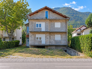 Prodaje se uknjižena kuća i zemljište sa ispravnim papirima photo 1