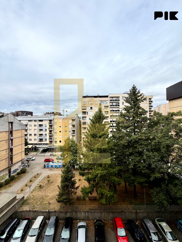 Iznajmljujemo LUX trosoban stan u Centru grada 14
