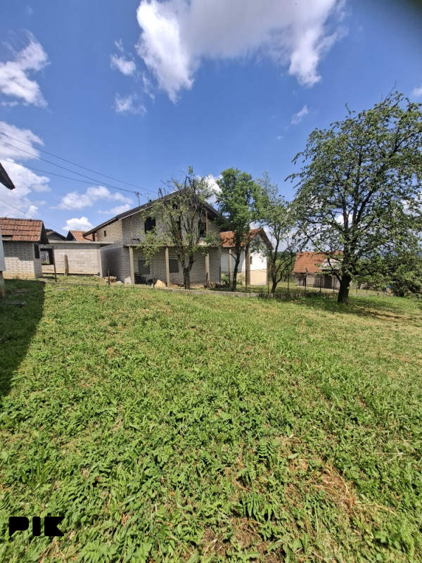 Kuća sa prostranim placem 1000 m2, Hisete, BL 11