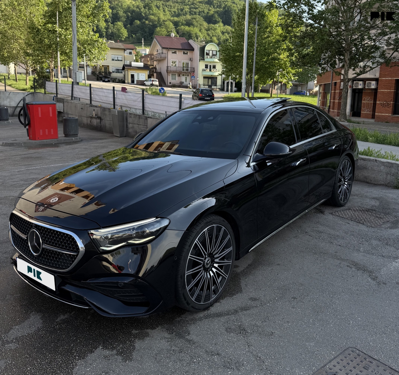 Mercedes-Benz E 220 Pano/AMG Premium plus/360/21-inch/FULL