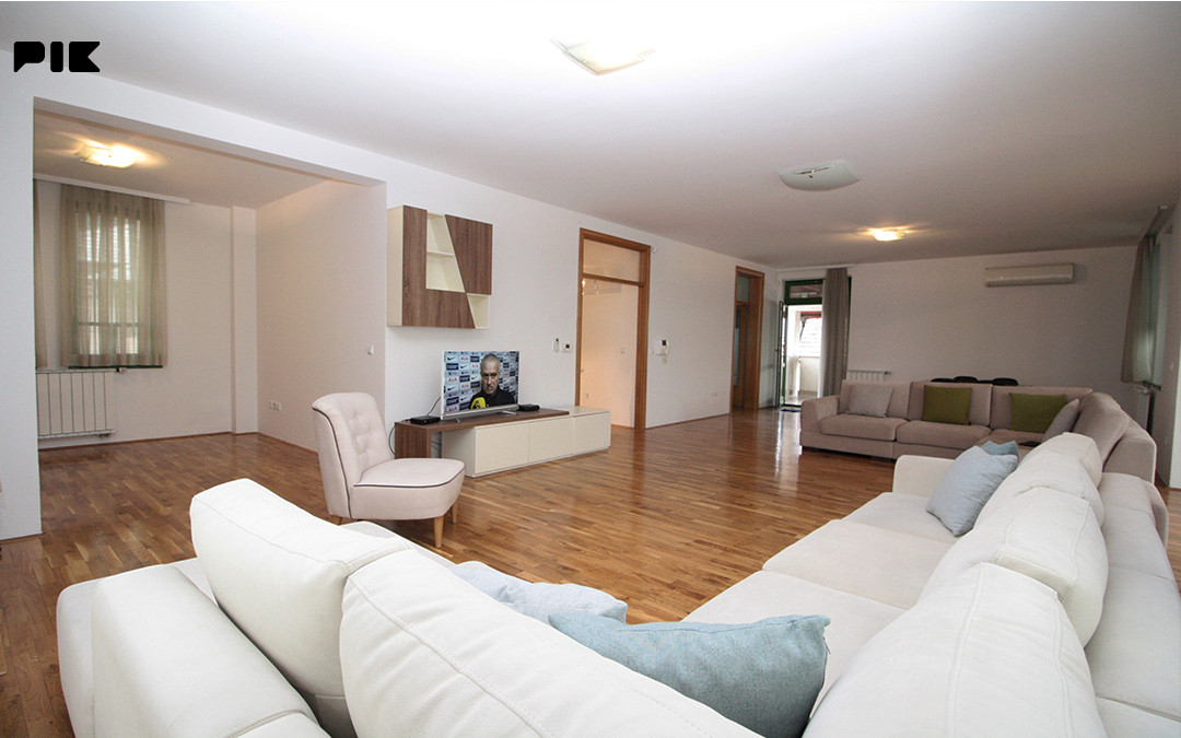 IZDAJE SE GRADSKA VILA 484 m2 - DVIJE STAMBENE JEDINICE  SARAJEVO 4