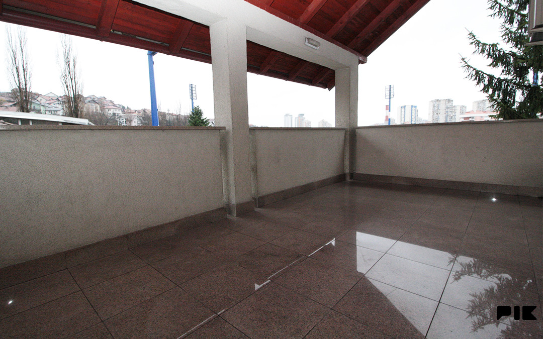 IZDAJE SE GRADSKA VILA 484 m2 - DVIJE STAMBENE JEDINICE  SARAJEVO 13