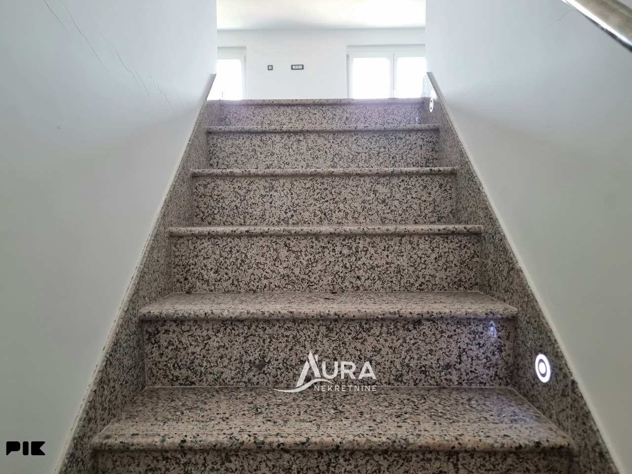 AURA/ Nova Vila sa 19 soba / Investicijska nekretnina 22