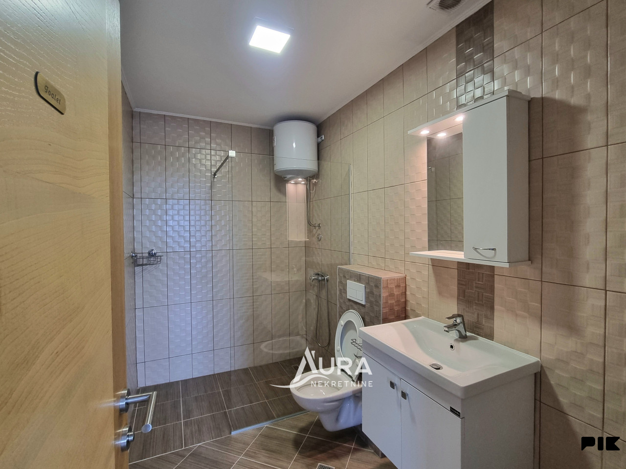 AURA/ Nova Vila sa 19 soba / Investicijska nekretnina 23