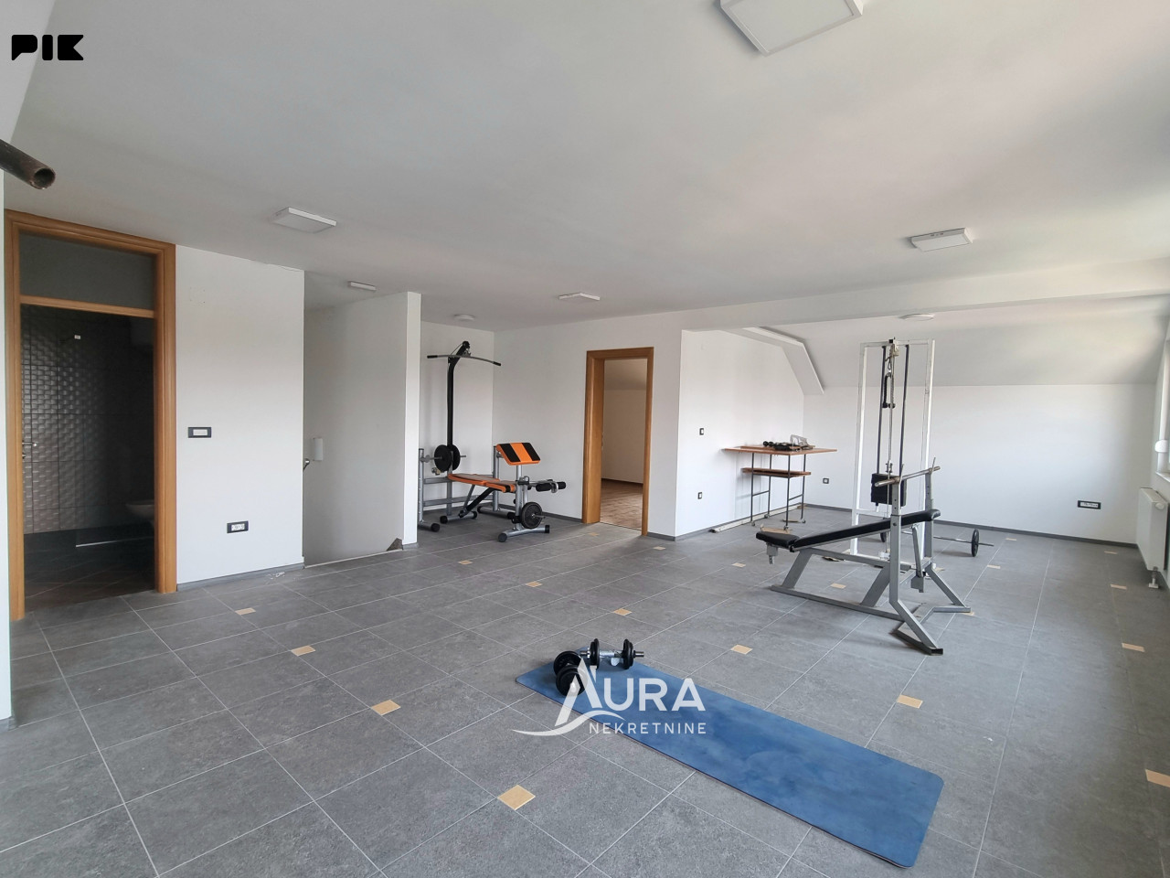 AURA/ Nova Vila sa 19 soba / Investicijska nekretnina 24