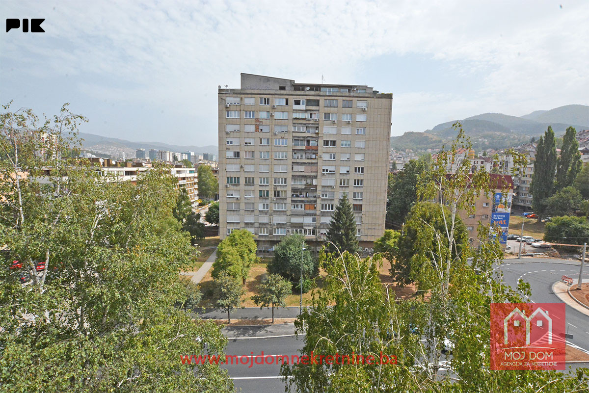 Namješten dvosoban stan 53m2 sa balkonom i garažom Grbavica 22