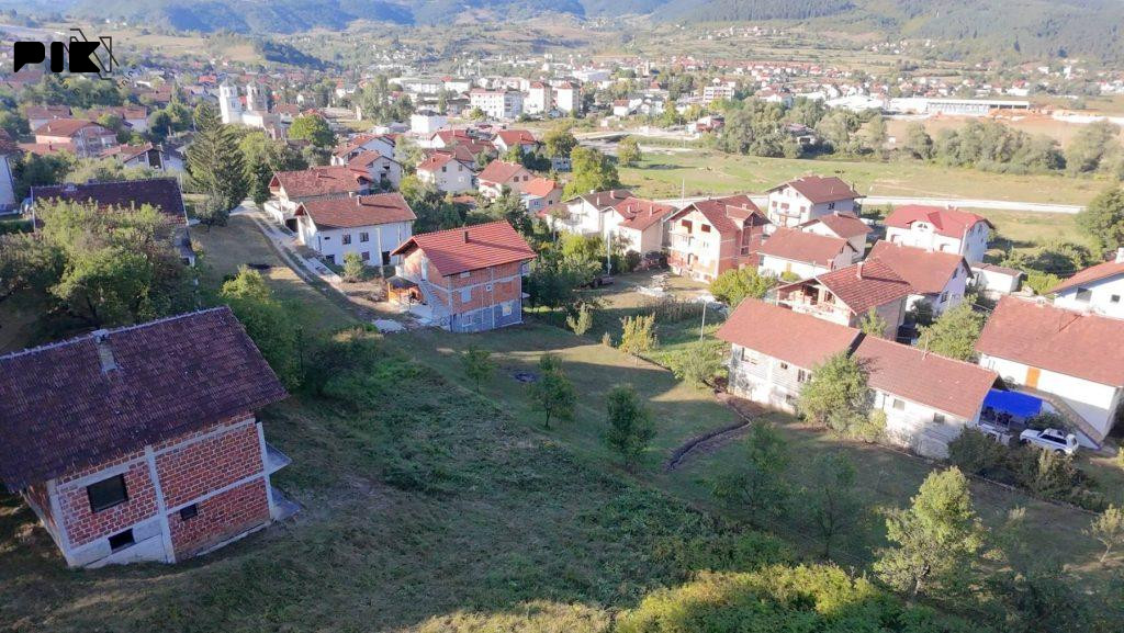 Šipovo, kuća u gradu sa velikom okućnicom