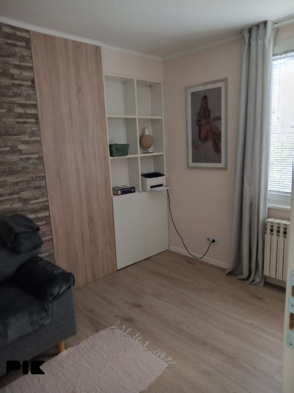 Trosoban renoviran stan Grbavica 52(56)kv,spr.5. lift 4