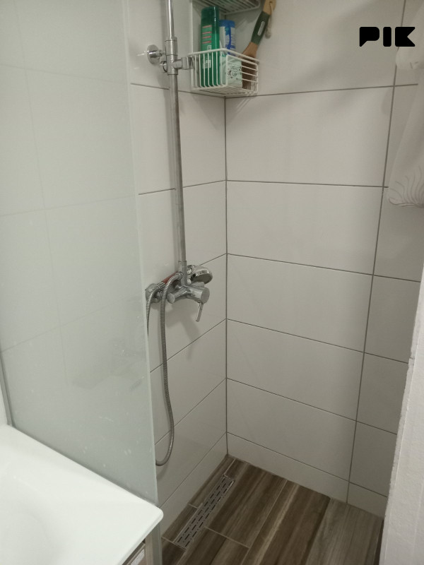 Trosoban renoviran stan Grbavica 52(56)kv,spr.5. lift 5