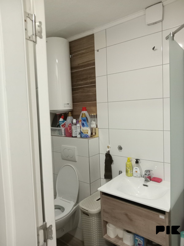 Trosoban renoviran stan Grbavica 52(56)kv,spr.5. lift 6