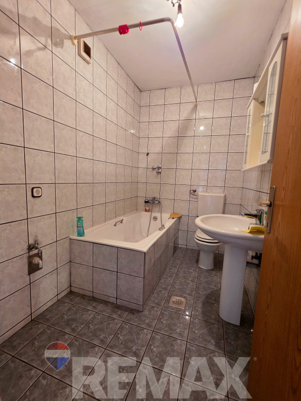 Porodična kuća 220m2 na Petrićevcu,pomoćni objekat,plac 283m2 13