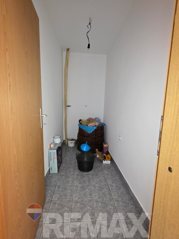 Porodična kuća 220m2 na Petrićevcu,pomoćni objekat,plac 283m2 19