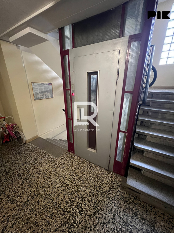 Na prodaju dvosoban stan u strogom centru 58 m2 photo 3