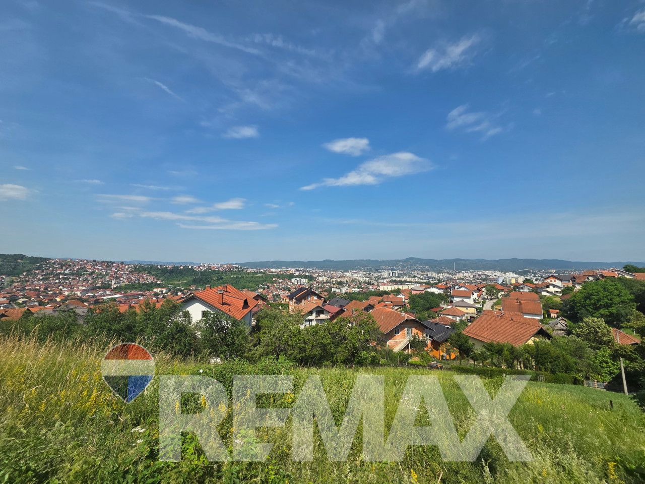 Plac 703m2, Pobrđe, pogled na grad, asfalt, gradnja P+1+M