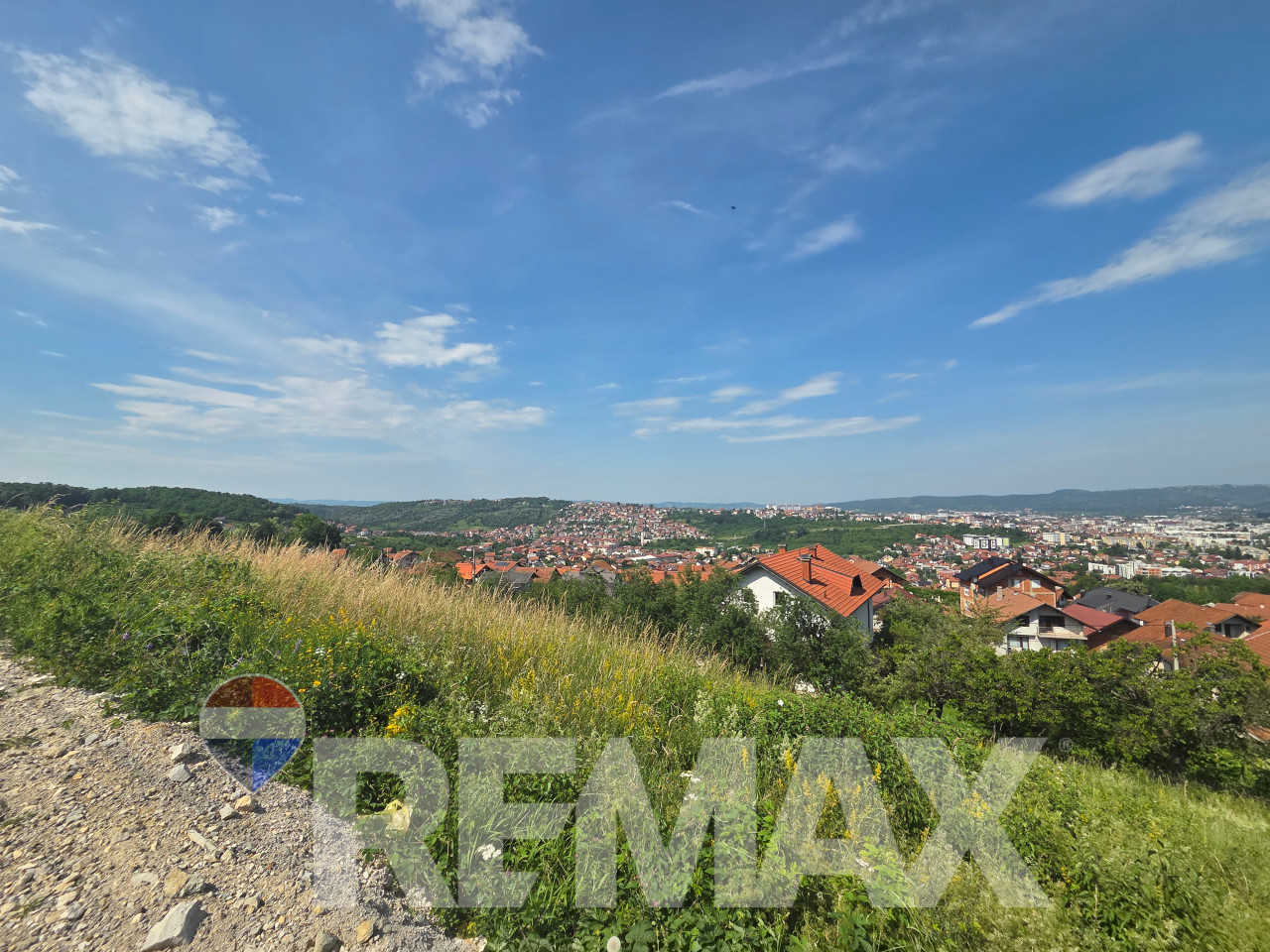 Plac 703m2, Pobrđe, pogled na grad, asfalt, gradnja P+1+M 2