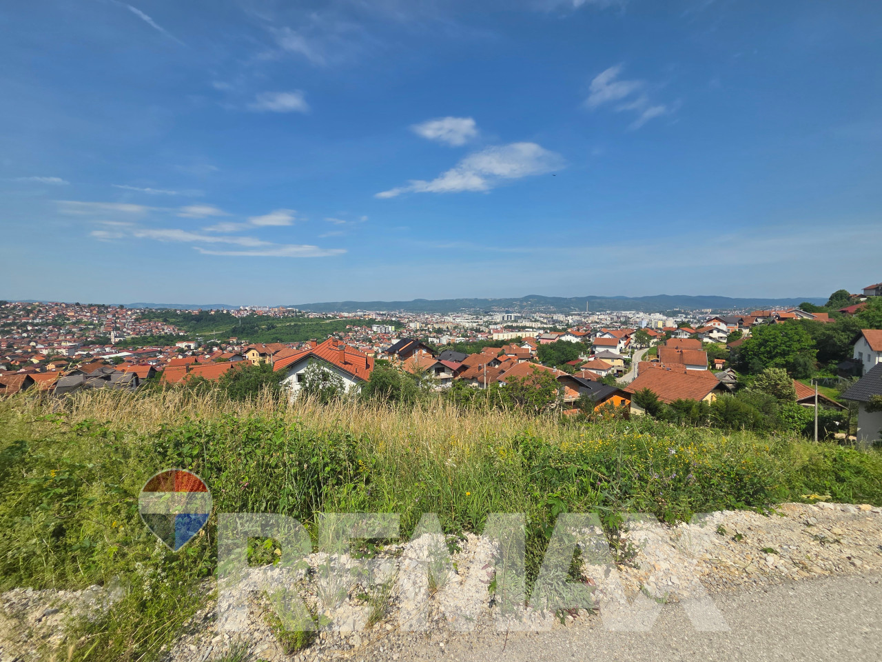 Plac 703m2, Pobrđe, pogled na grad, asfalt, gradnja P+1+M 3