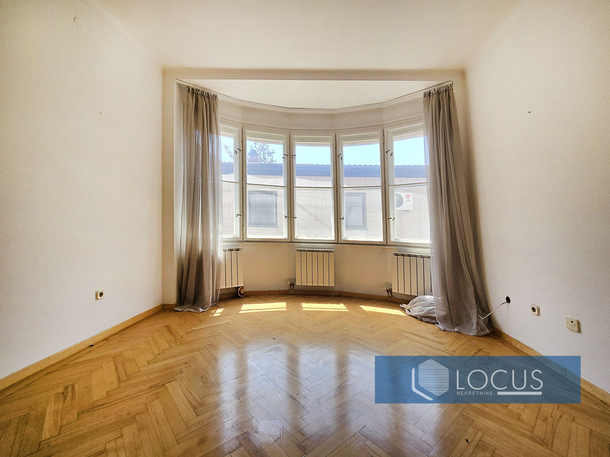 LOCUS: Trosoban stan 136m2, ul. Karpuzova, Stari Grad 8
