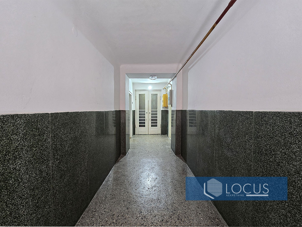 LOCUS: Trosoban stan 136m2, ul. Karpuzova, Stari Grad 11