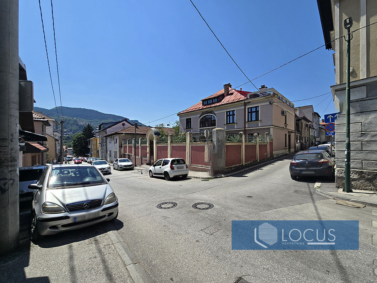 LOCUS: Trosoban stan 136m2, ul. Karpuzova, Stari Grad 13