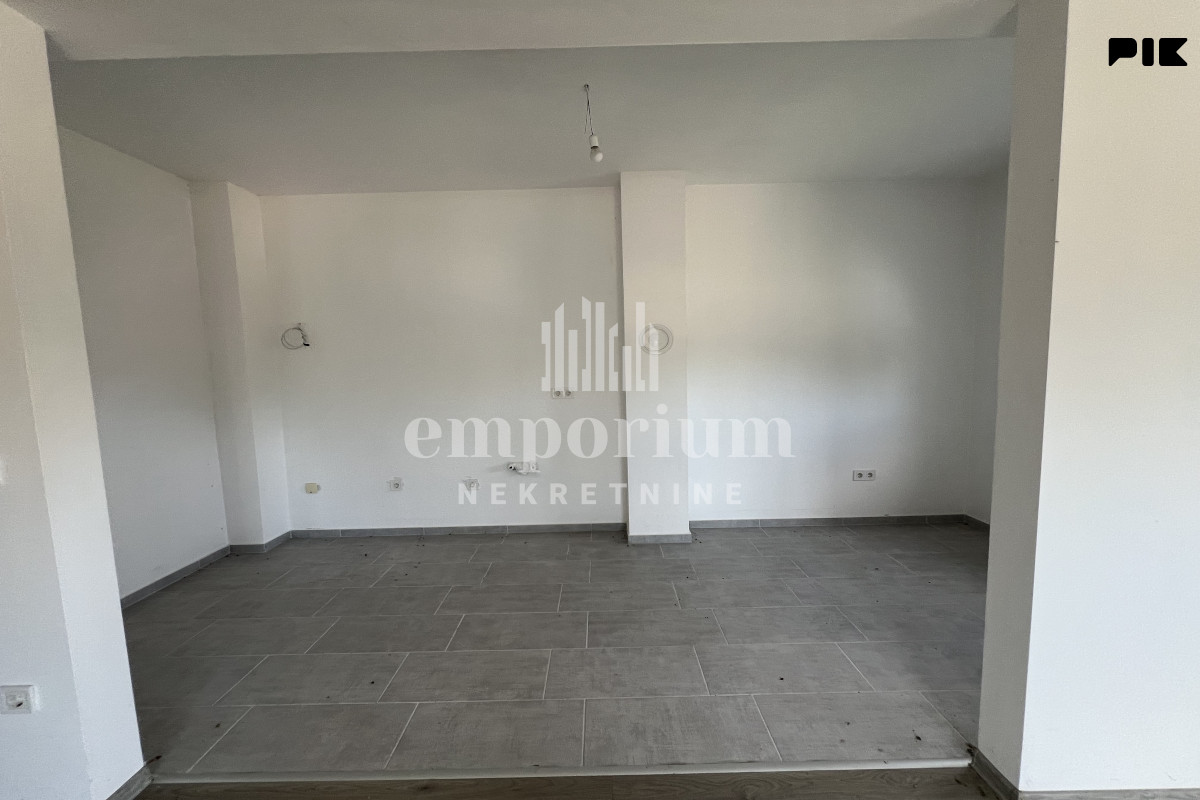 Useljiv trosoban stan 73m2 na III spratu sa liftom ID:2782/EN 3