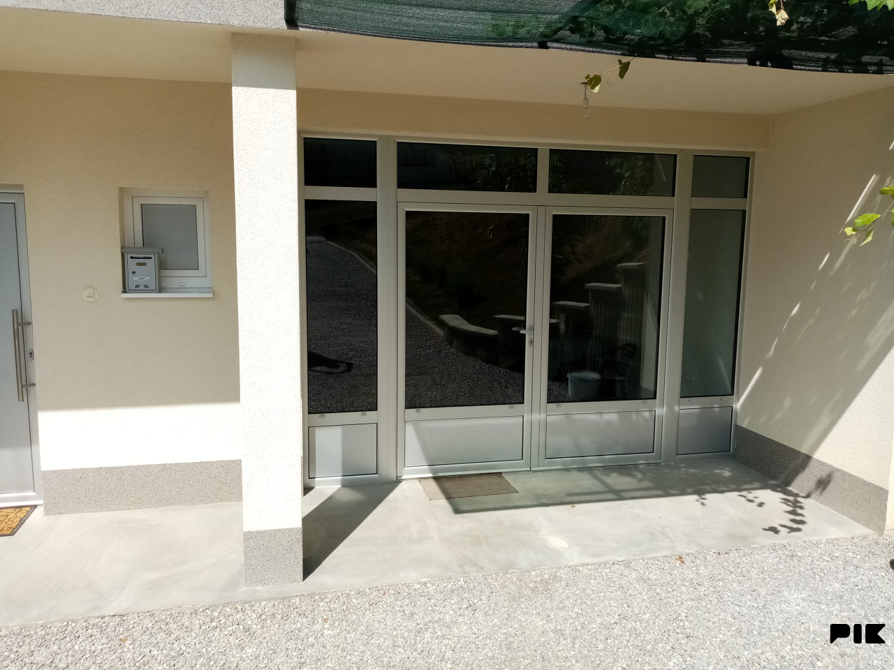 POVOLJNO IZNAJMLJUJEM Poslovni prostor Cazin 60m2