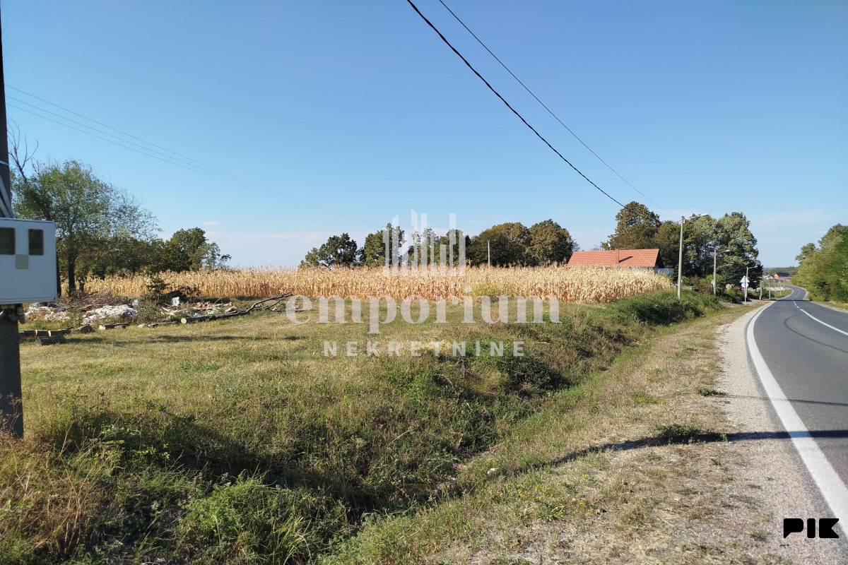 Građevinska parcela 18.082m uz glavni put ID:2646/EN 2