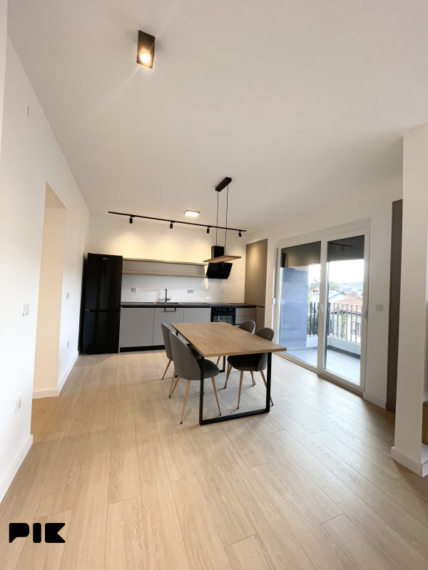 Delux dvoetažni stan 85 m2 Grbavica Vraca, bašta i parking 9