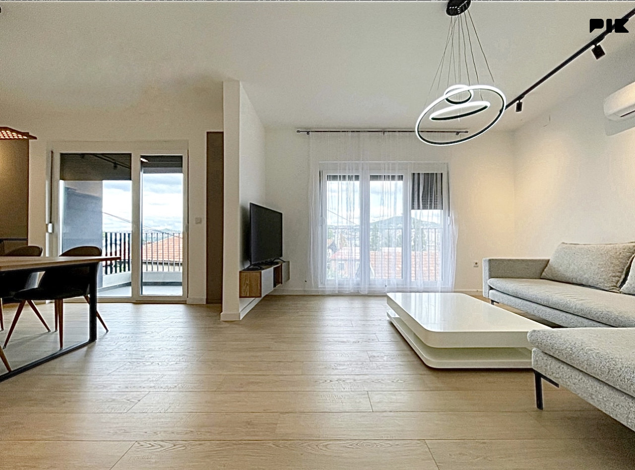 Delux dvoetažni stan 85 m2 Grbavica Vraca, bašta i parking 7