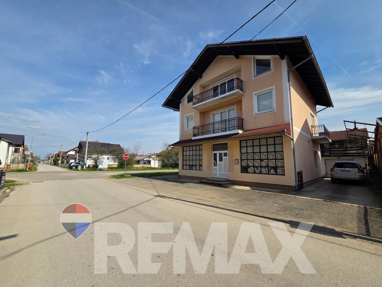 Stambeno-poslovni objekat Gradiška,3 etaže,parking, 2km od centra