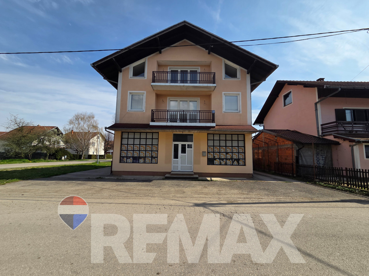 Stambeno-poslovni objekat Gradiška,3 etaže,parking, 2km od centra 2