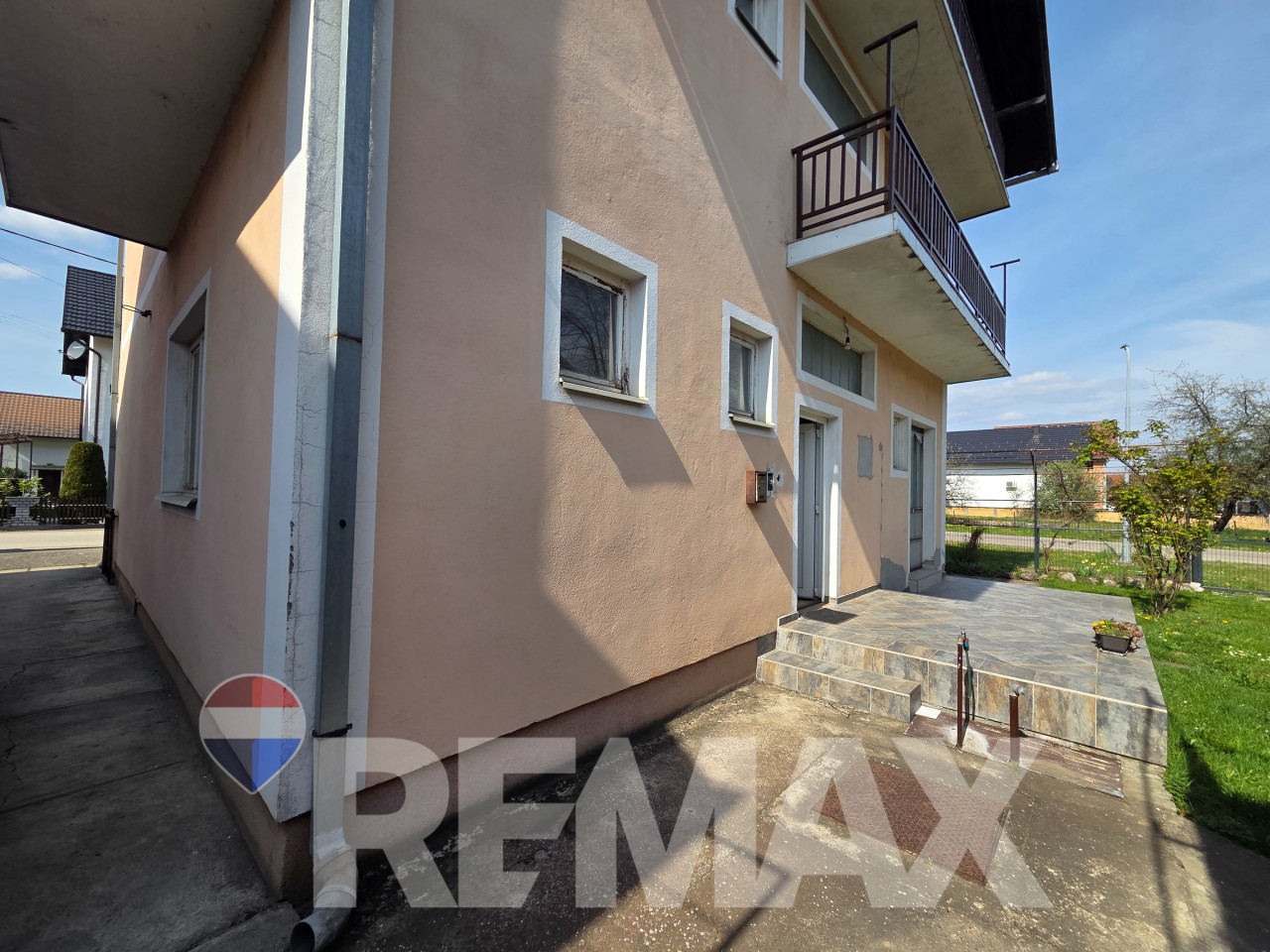 Stambeno-poslovni objekat Gradiška,3 etaže,parking, 2km od centra 3